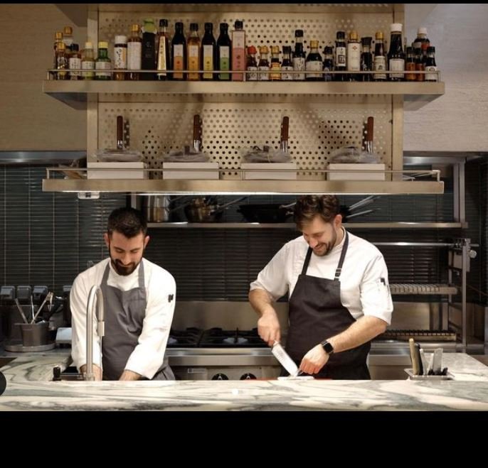 Οι σεφ πίσω από τη μαρμάρινη μπάρα