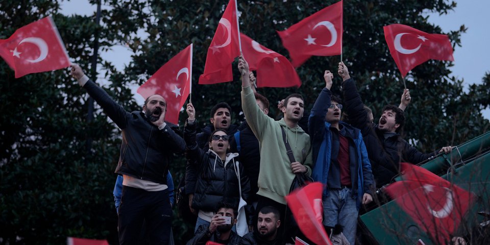 Χιλιάδες Τούρκοι στην Κωνσταντινούπολη υπέρ Ιμάμογλου και κατά Ερντογάν / Φωτογραφία: AP