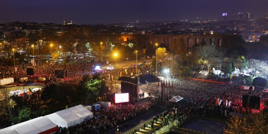 Χιλιάδες Τούρκοι στην Κωνσταντινούπολη υπέρ Ιμάμογλου και κατά Ερντογάν / Φωτογραφία: twitter