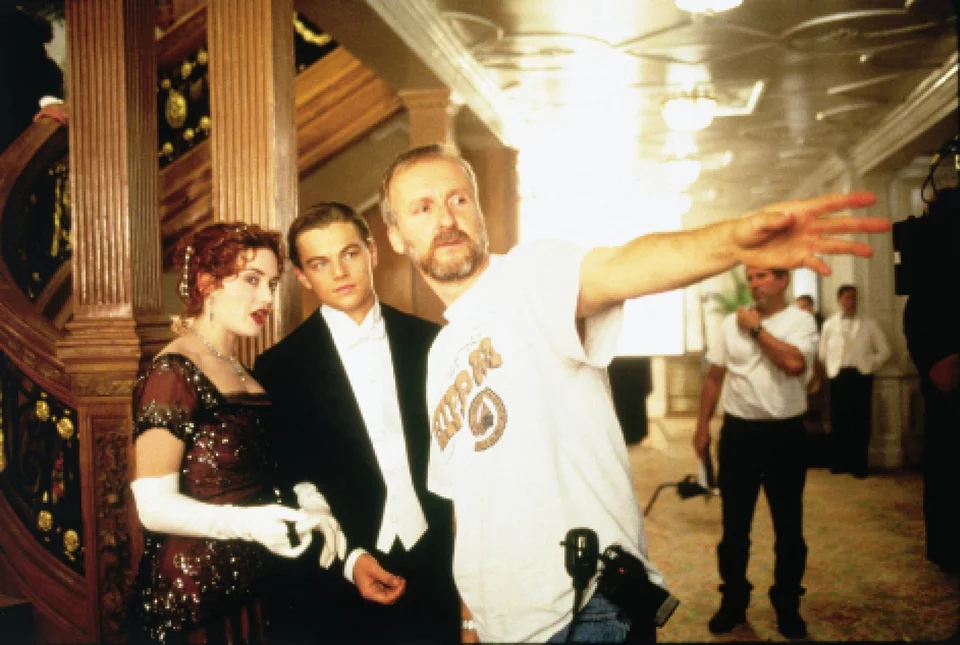Ο Λεονάρντο ΝτιΚάπριο και η Κέιτ Γουίνσλετ με τον σκηνοθέτη Τζέιμς Κάμερον στα γυρίσματα του Τιτανικού