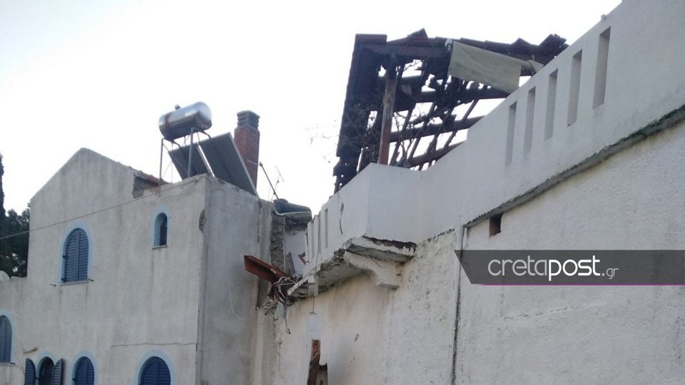 Η στέγη που υποχώρησε μετά την έκρηξη / Φωτογραφία: cretapost.gr