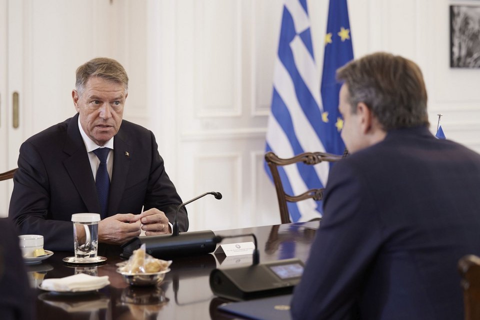 Συνάντηση Μητσοτάκη με τον Πρόεδρο της Ρουμανίας