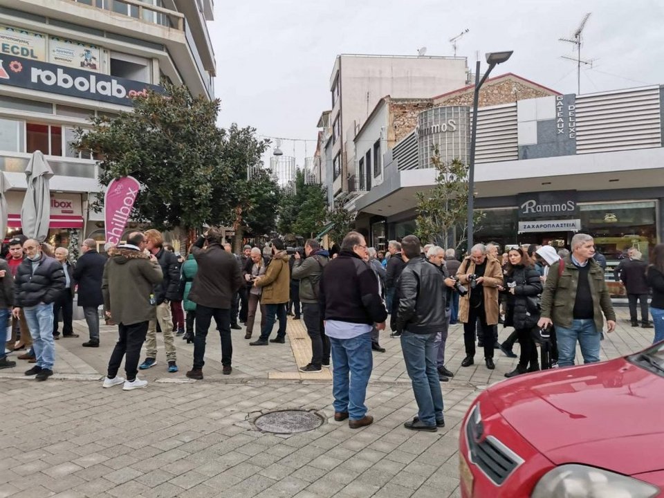 Πολίτες στη συγκέντρωση του ΣΥΡΙΖΑ στην πλατεία Πάρκου στη Λαμία