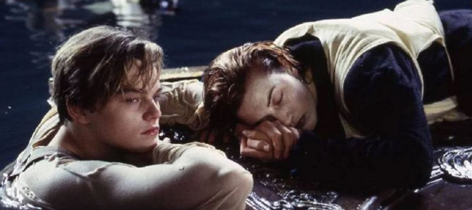 Ο Λεονάρντο ντι Κάπριο και η Κέιτ Γουίνσλετ στην περιβόητη σκηνή του «Τιτανικού» με την πόρτα