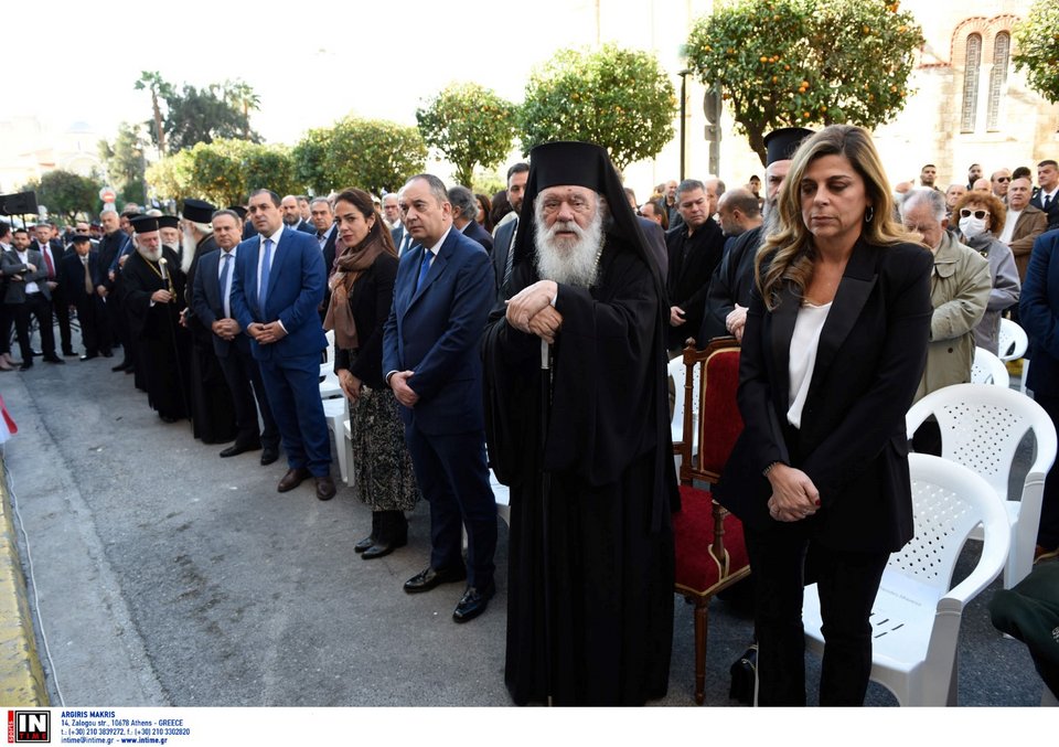 Ο Αρχιεπίσκοπος Ιερώνυμος με την Αθανασία Μαρινάκη, σύζυγο του Ευάγγελου Μαρινάκη