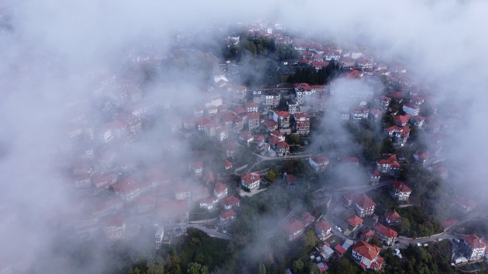 To Μέτσοβο βρίσκεται αμφιθεατρικά χτισμένο πάνω στα ερείπια της αρχαίας πόλης Τύμφη.