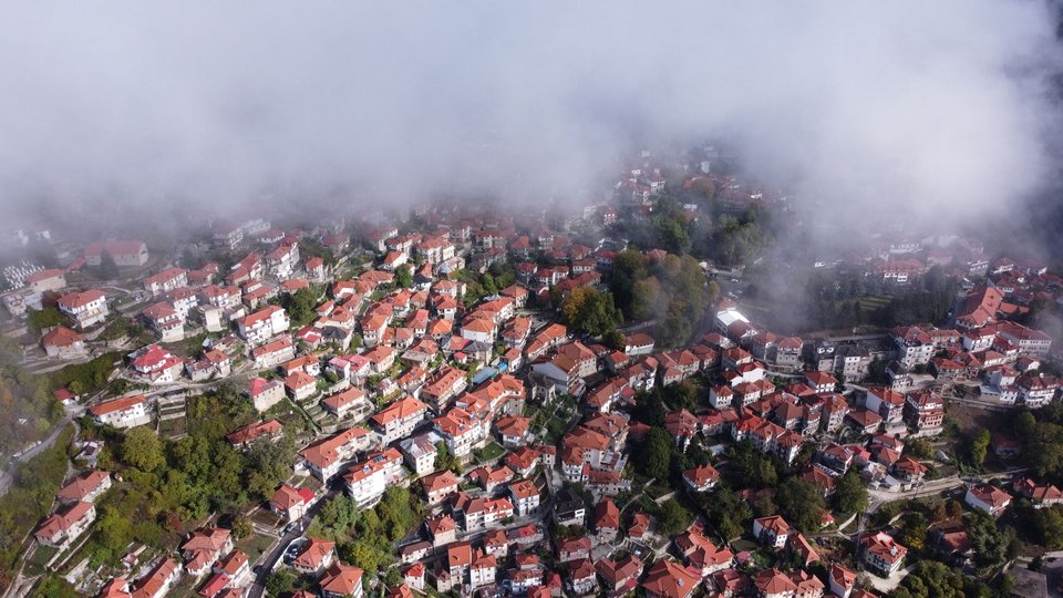 Πρόκειται για υπόδειγμα ορεινού χωριού, το οποίο διατηρεί αναλλοίωτο τον παραδοσιακό του χαρακτήρα.