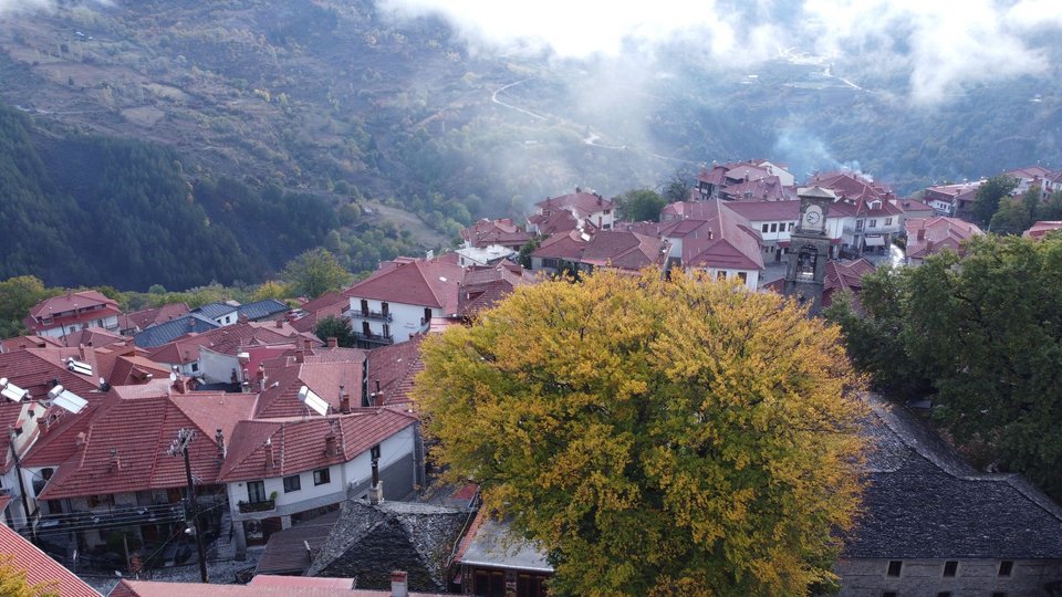 Συνδυάζει αρμονικά τη φύση, την αρχοντιά, την ξεκούραση, το καλό φαγητό, την τέχνη αλλά και τον πολιτισμό.