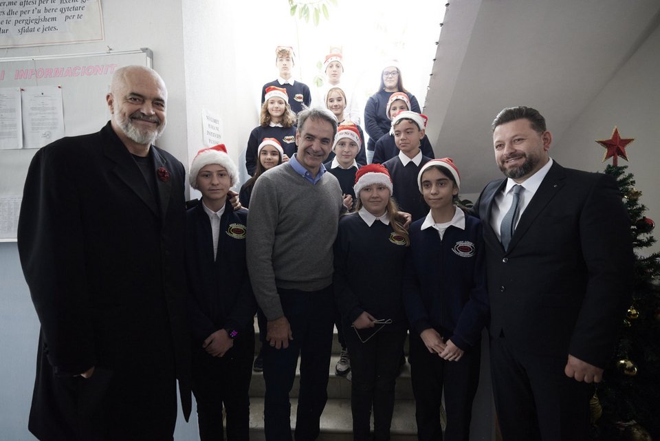 Ο Κυριάκος Μητσοτάκης, ο Έντι Ράμα και ο δήμαρχος Δρόπολης/Πωγωνίου, Δημήτρης Τόλης / Φωτογραφία: ΓΡΑΦΕΙΟ ΤΥΠΟΥ ΠΡΩΘΥΠΟΥΡΓΟΥ-ΔΗΜΗΤΡΗΣ ΠΑΠΑΜΗΤΣΟΣ