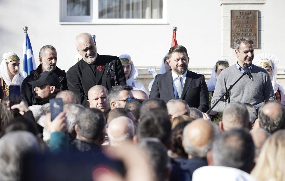 Οι κ. Μητσοτάκης, Ράμα και Τόλης στην πλατεία της Δερβιτσάνης / Φωτογραφία: ΓΡΑΦΕΙΟ ΤΥΠΟΥ ΠΡΩΘΥΠΟΥΡΓΟΥ-ΔΗΜΗΤΡΗΣ ΠΑΠΑΜΗΤΣΟΣ