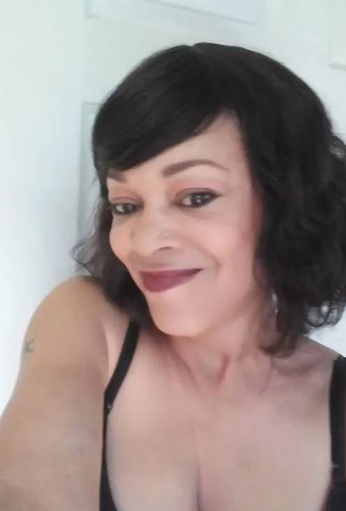 Η  Ola Rayμε κοντά μαύρα μαλλιά