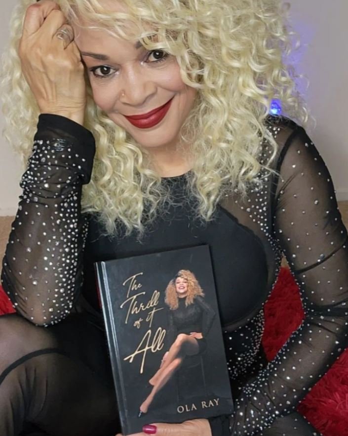 Η Ola κρατώντας το βιβλίο της