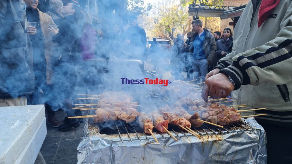 Κιλά σουβλάκια ψήνονται στο δρόμο