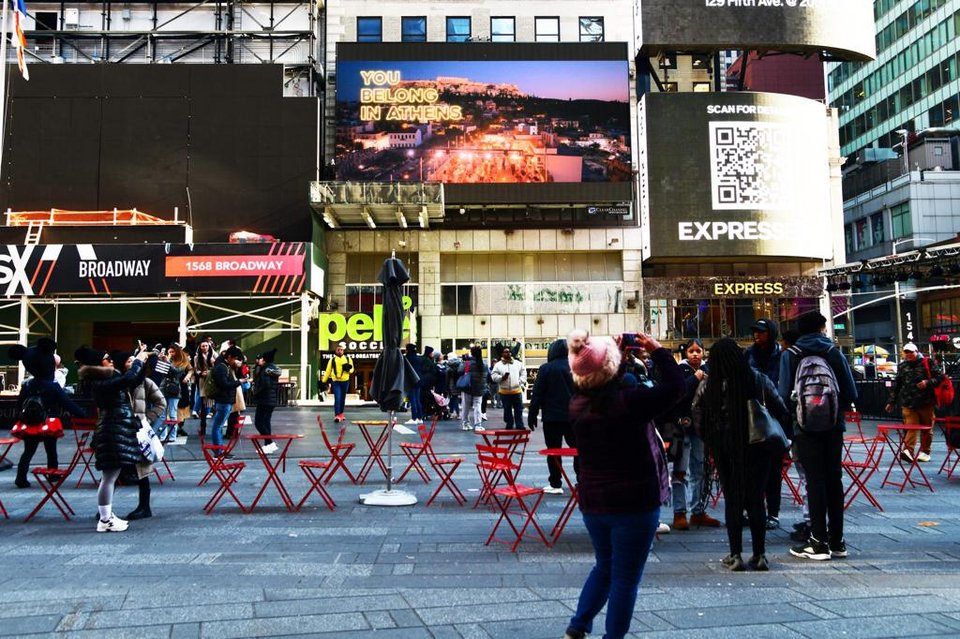 Οι λαμπερές γιγαντοοθόνες της Times Square, στο πιο κεντρικό σημείο της Νέας Υόρκης, «παιζουν» Αθηνα