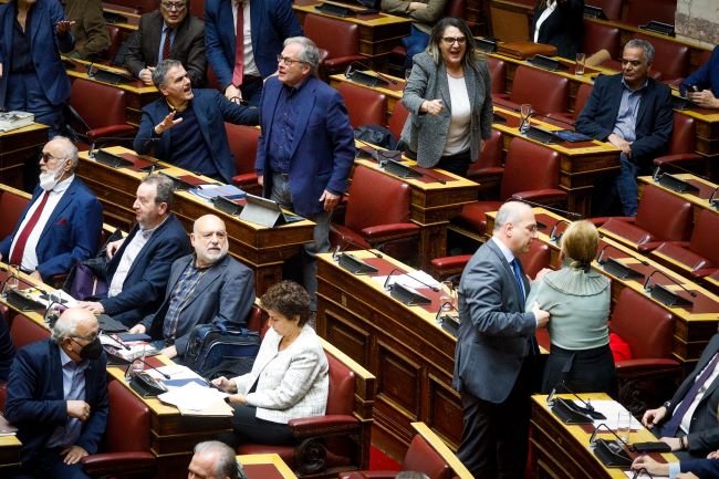 Η στιγμή που βουλευτές του ΣΥΡΙΖΑ επιτίθενται φραστικά στη Φωτεινή Πιπιλή