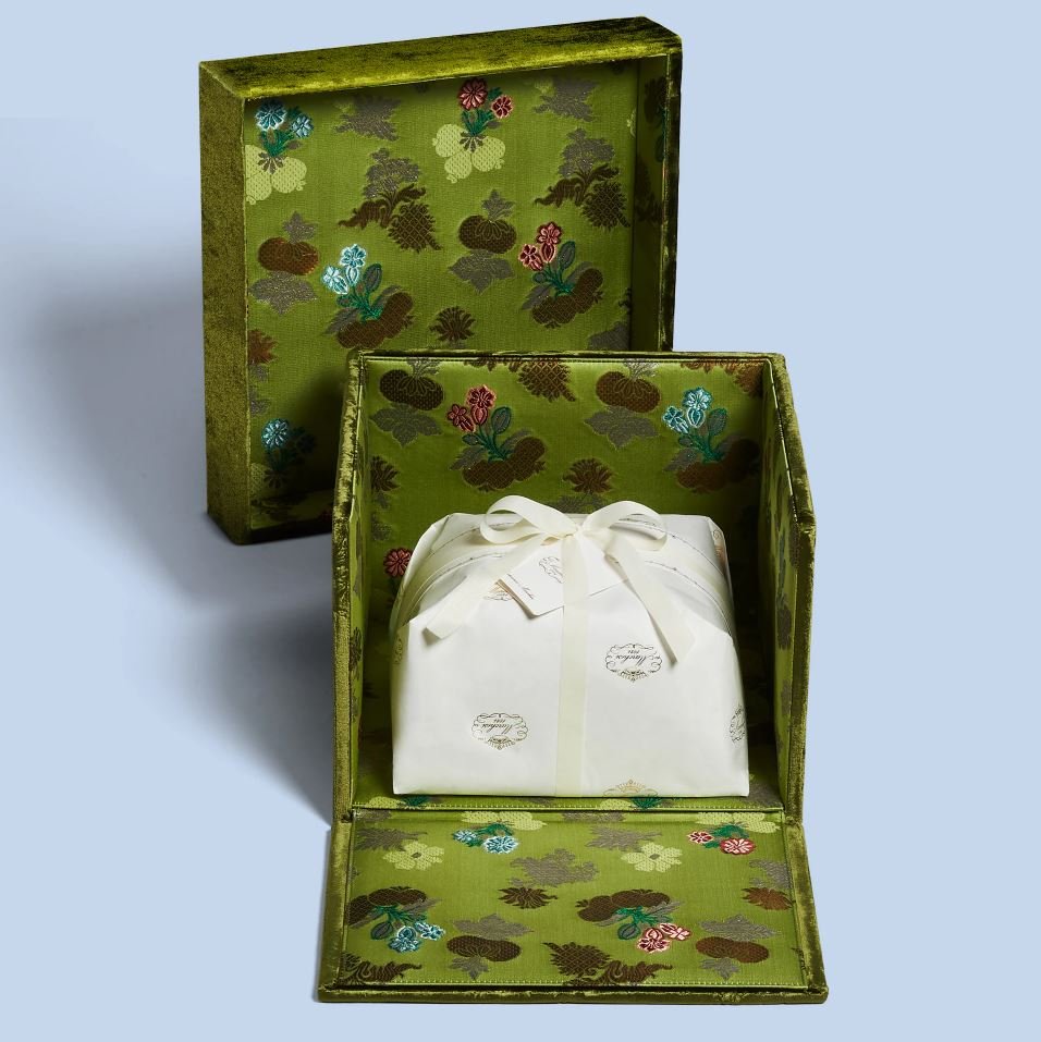 Το panettone Prada σε συσκευασία δώρου με πράσινο βελούδινο κουτί αξίας 445 ευρώ