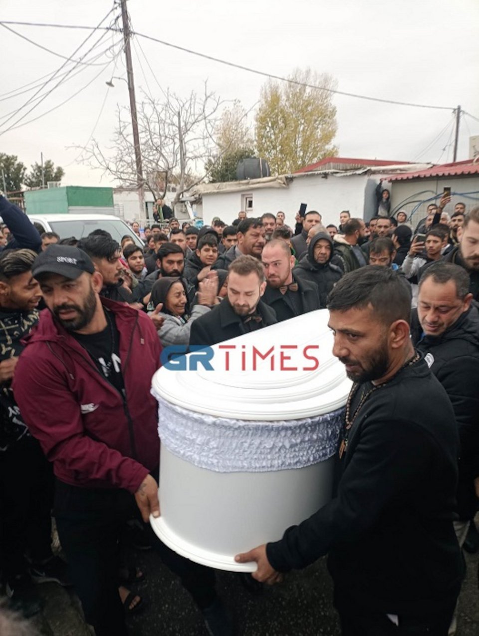 Ρομά κρατούν το φέρετρο του 16χρονου Κώστα Φραγκούλη / Grtimes.gr