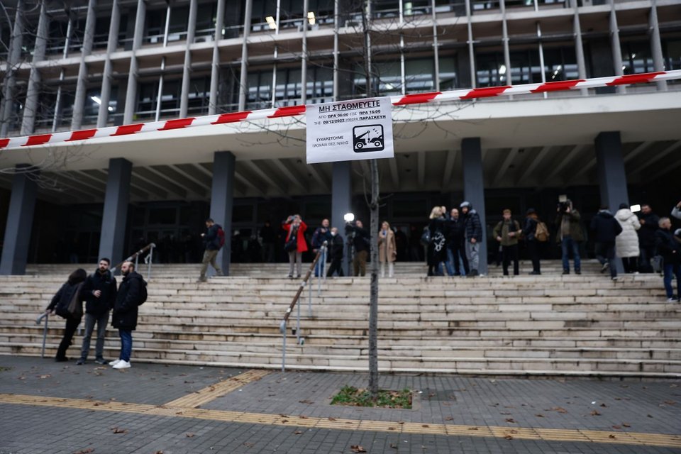Διαμαρτυρία στα Δικαστήρια κατα την διάρκεια άφιξης του φερόμενου δράστη για τον πυροβολισμό στο κεφάλι 16χρονου Ρομά