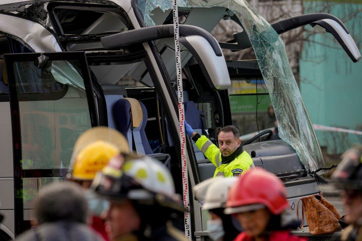 Σε κατάσταση σοκ είναι ο οδηγός του πούλμαν στη Ρουμανία / Φωτογραφία: AP Photo/Vadim Ghirda