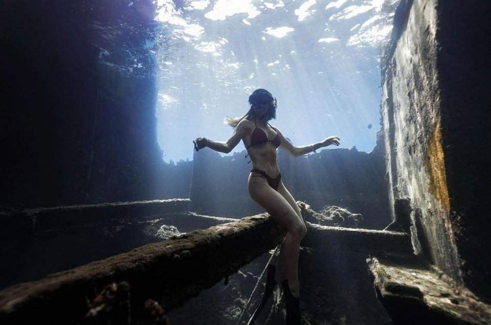 Η 26χρονη ποζάρει στο βυθό της θάλασσας