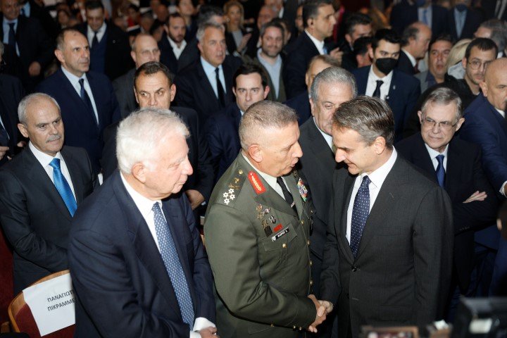 Ο Κυριάκος Μητσοτάκης με τον αρχηγό ΓΕΕΘΑ Κων. Φλώρο -Φωτογραφία: