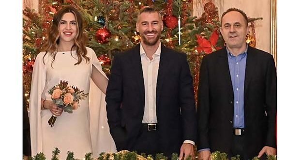 Ο γάμος έγινε σε πολύ κλειστό κύκλο και γνωστοποιήθηκε από τον πατέρα της νύφης, Πανουργιά Παπαϊωάννου.