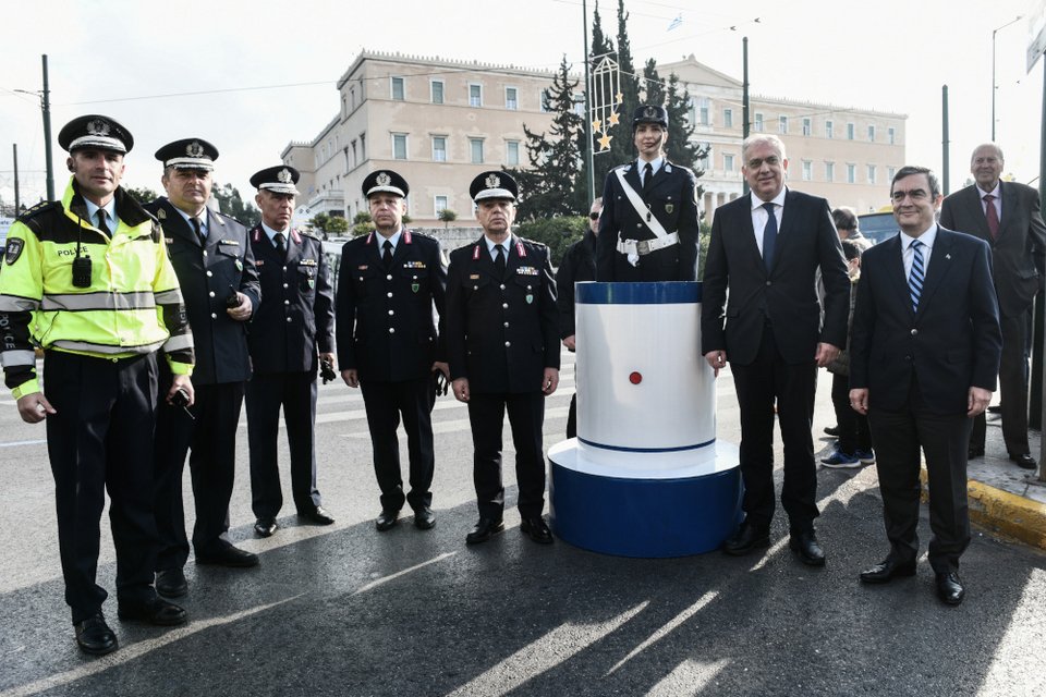 Ο Τάκης Θεοδωρικάκος προσέφερε δώρα στους τροχονόμους στο Σύνταγμα