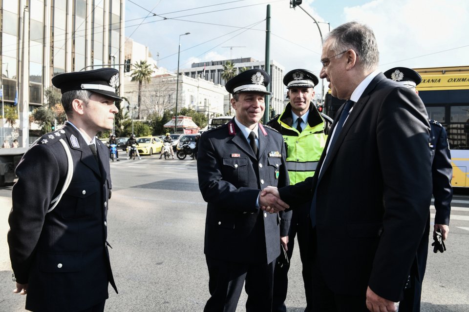 Ο Τάκης Θεοδωρικάκος προσέφερε δώρα στους τροχονόμους στο Σύνταγμα