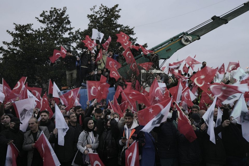Χιλιάδες διαδηλωτές στους δρόμους της Τουρκίας για τον Ιμάμογλου