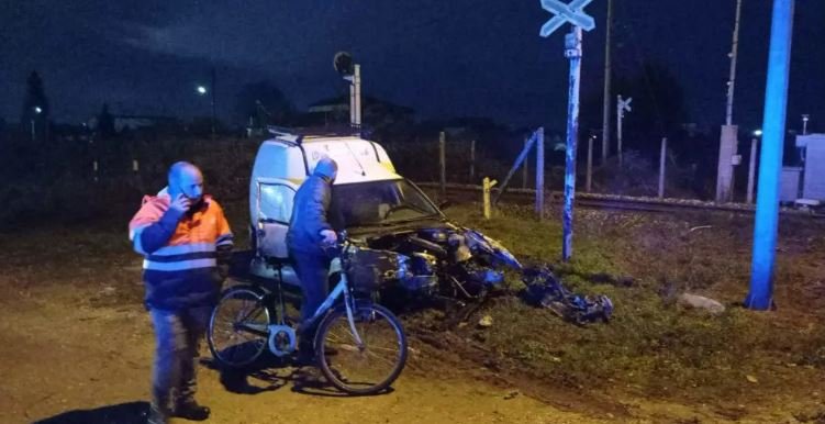 Σύγκρουση ΙΧ με τρένο στα Τρίκαλα