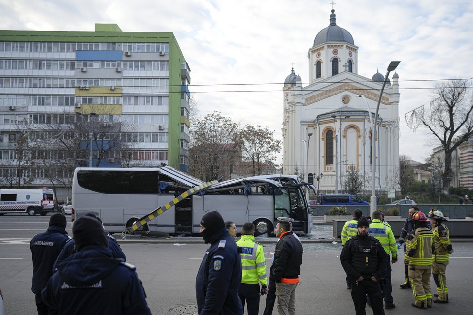 Σωστικά συνεργεία και αστυνομικές δυνάμεις στο σημείο του δυστυχήματος