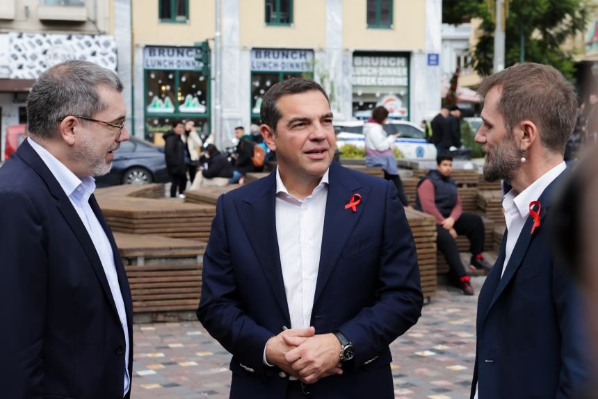 Ο Αλέξης Τσίπρας στο περίπτερο της «Θετικής Φωνής» στο Μοναστηράκι, για την Παγκόσμια Ημέρα κατά του AIDS / Φωτογραφία: syriza.gr