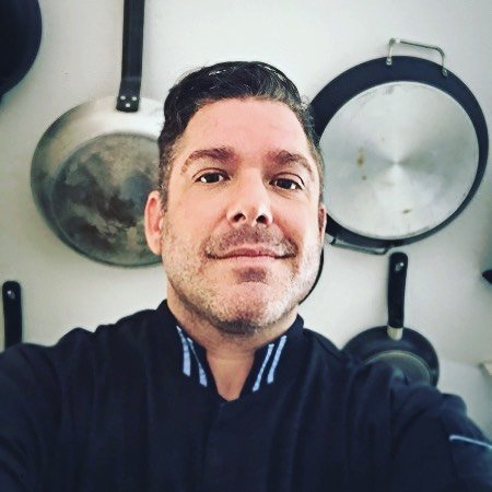 Ο private chef Αντώνης Κόρακας στην κουζίνα του στην Σκιάθο. 