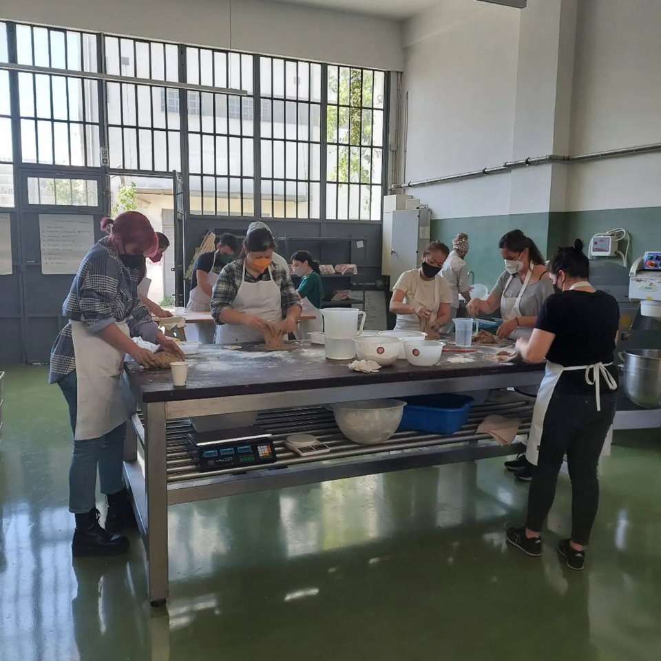 Στιγμιότυπο από τα σεμινάρια παρασκευής ψωμιού με προζύμι στο εργαστήριο του Betty's Bakery στον Βοτανικό.