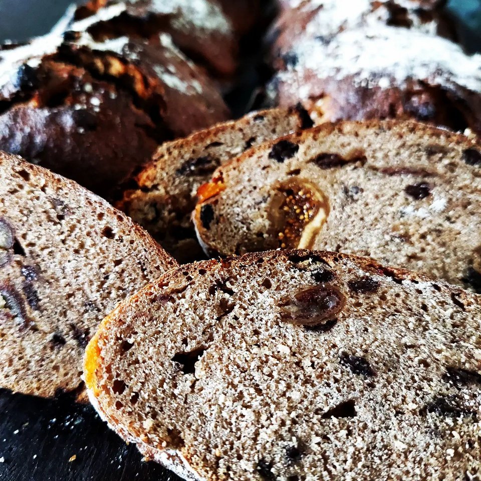 To εσωτερικό από το γιορτινό Betty’s X-mas LoveBread με φρούτα.