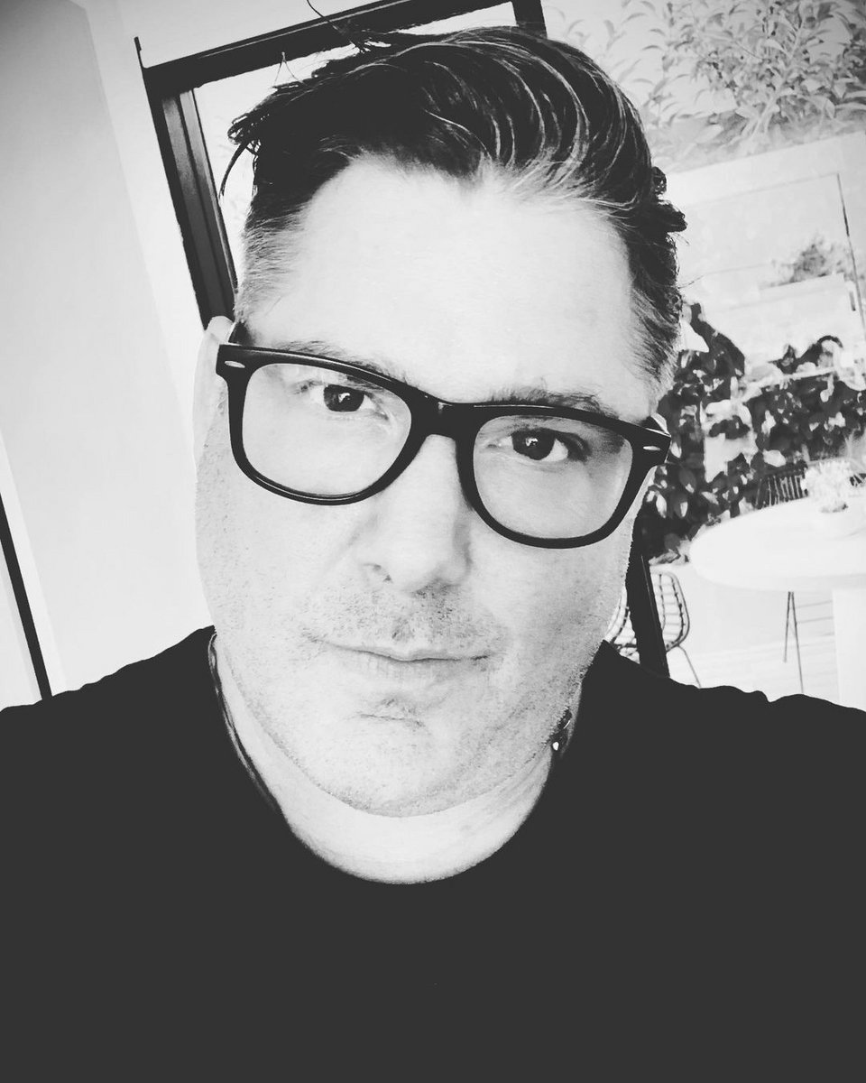 Ο Αντώνης Κόρακας έχει καταγωγή από την Κωνσταντινούπολη, γεγονός που έχει επηρεάσει πολύ τη γαστρονομική του ταυτότητα. 