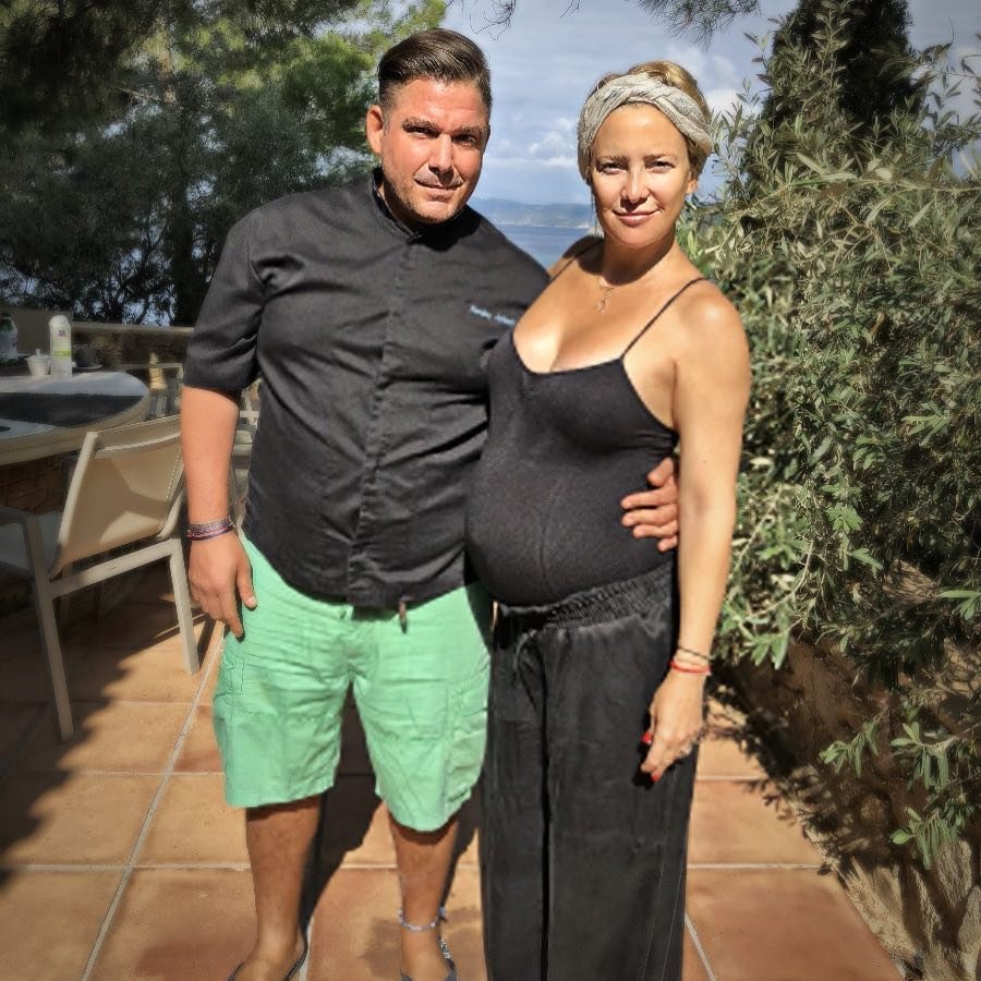 Ο Αντωνης Κόρακας με την Κέιτ Χάντσον στη Σκιάθο.