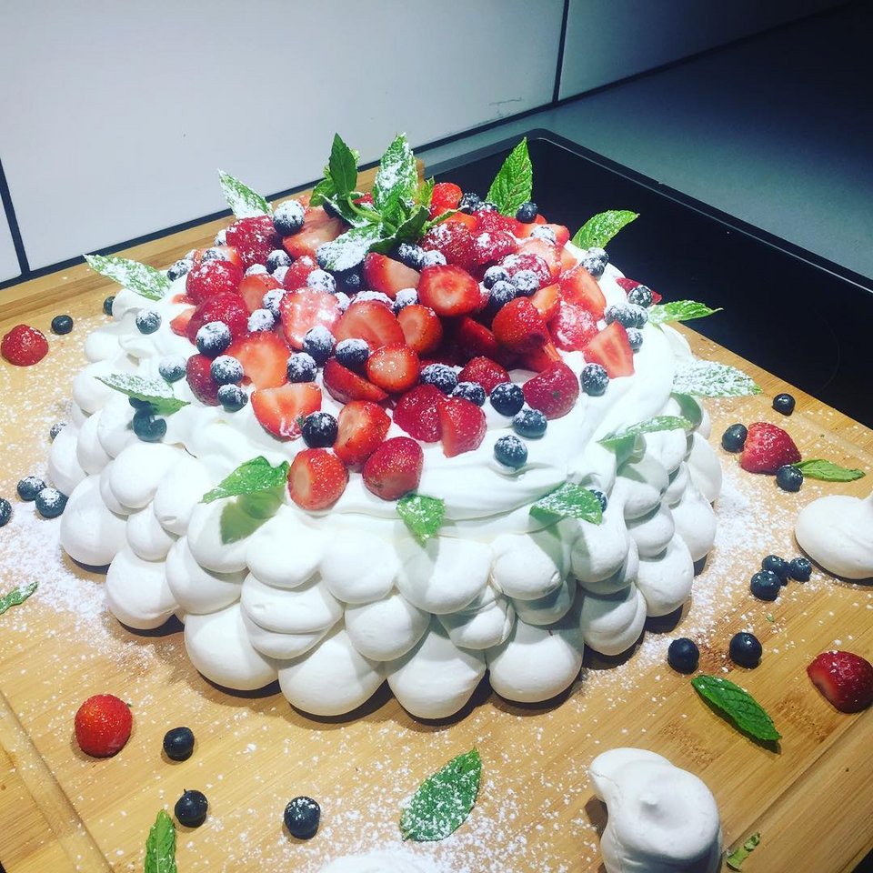 Πάβλοβα με φράουλες και φρούτα τυ δάσους, από τον Αντώνη Κόρακα. 