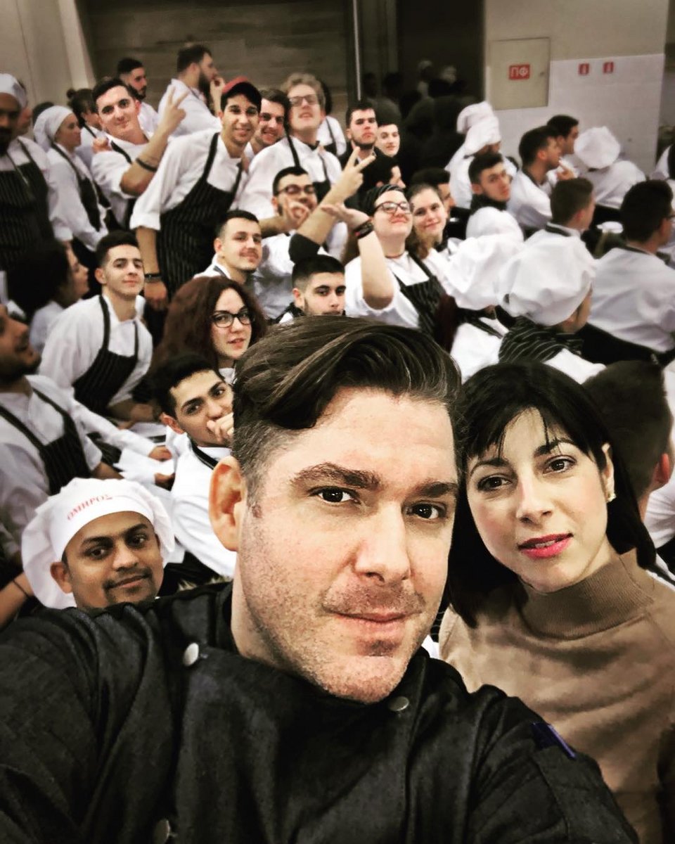 Ο Αντώνης Κόρακας και οι μαθητές του σε σχολή μαγειρικής της Αθήνας. 
