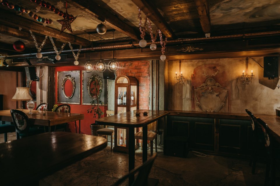 Upper, ένα πολύ ατμόσφαιρικό μπαρ στην Αθήνα/Φωτογραφία: Πάνος Μάλλιαρης  