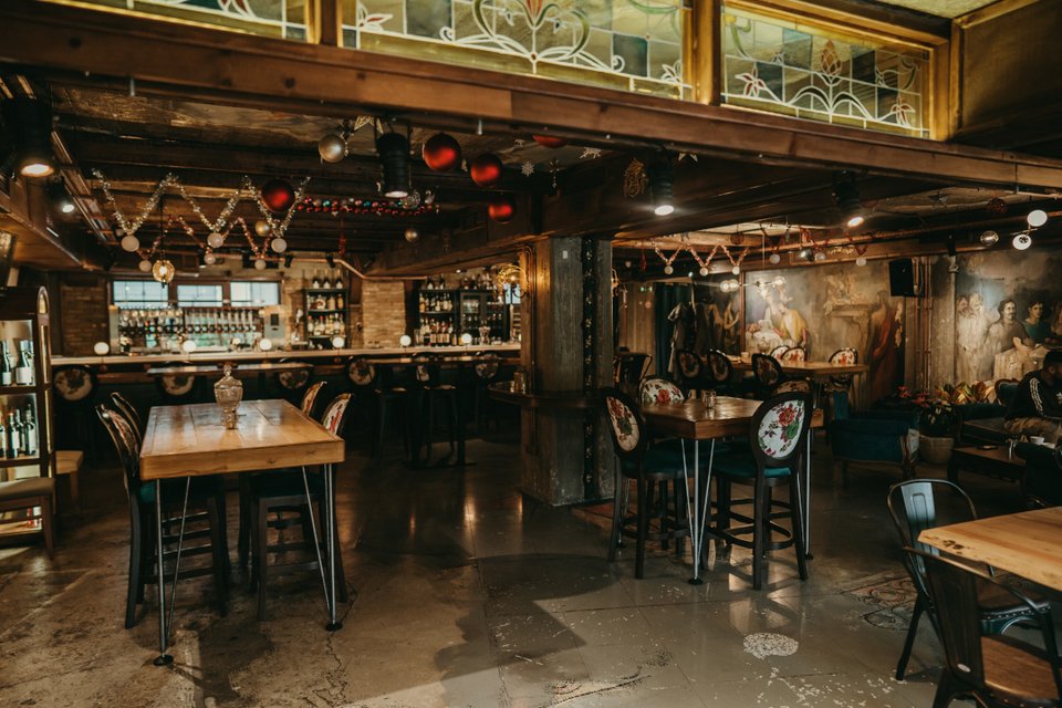  Με εντυπωσιακή διακόσμηση στους τοίχους, τα ταβάνια/Φωτογραφία: Πάνος Μάλλιαρης 