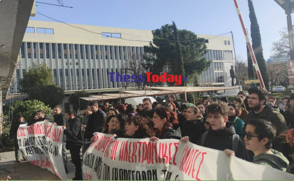 Διαμαρτυρία φοιτητών έξω απο το γραφείο του πρύτανη ΑΠΘ/ Φωτογραφία thesstoday.gr