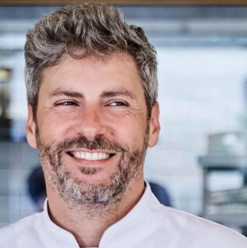 Ο σεφ Μανώλης Παπουτσάκης, φέρνει στο κέντρο της σκονισμένης Αθήνας, την αυθεντική, ανόθευτη ελληνική γεύση που μας θρέφει ιστορικά και διαχρονικά