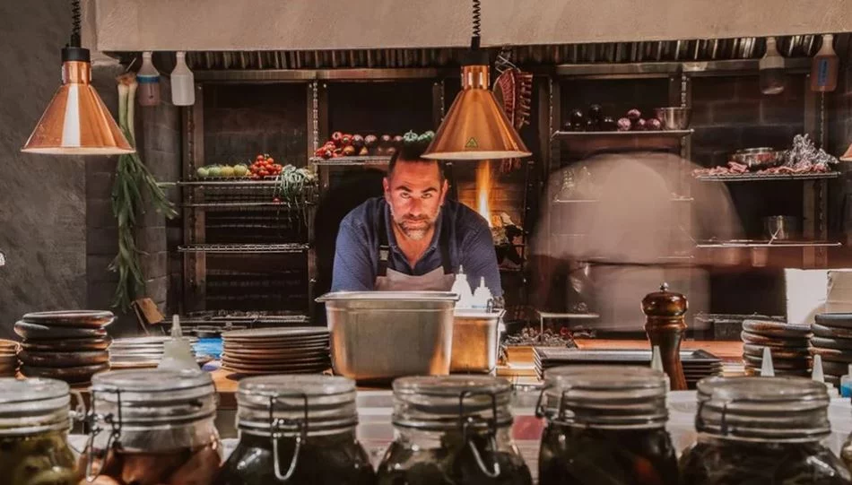 Tα πειραματικά εστιατόρια μέσω της έρευνας, μπορούν να δημιουργήσουν πυλώνες γαστρονομικής εξέλιξης, μας λέει ο Αρης Βεζενές