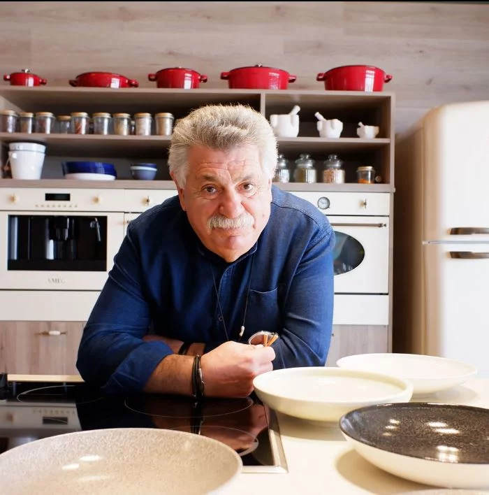 Eνα παιδί από το εξωτερικό που θα έκανε πρακτική στην κουζίνα μας, θα γινόταν πρέσβης της ελληνικής γαστρονομίας στο εξωτερικό, μας λέει ο Λευτέρης Λαζάρου