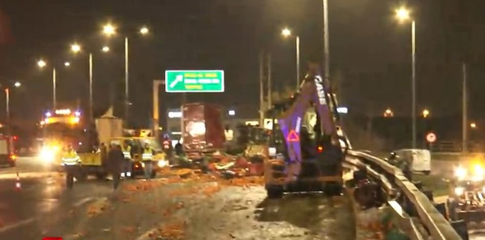 Εικόνα από την εκτροπή νταλίκας στον Κηφισό / Φωτογραφία ΣΚΑΪ