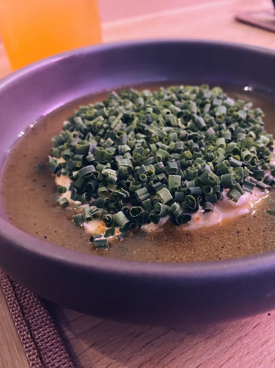 Καβούρι ταρτάρ, ένα πολύ γευστικό πιάτο. Η καλύτερη επιλογή για να ξεκινήσετε το γεύμα ή το δείπνο σας στο Kitschen.