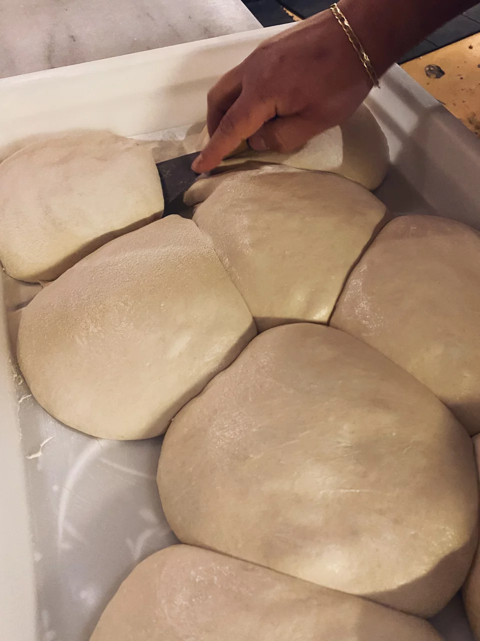 Στη συνέχεια φτιάχνουμε πίτσα με χειροποίητο ζυμάρι που ωριμάζει μία ημέρα.