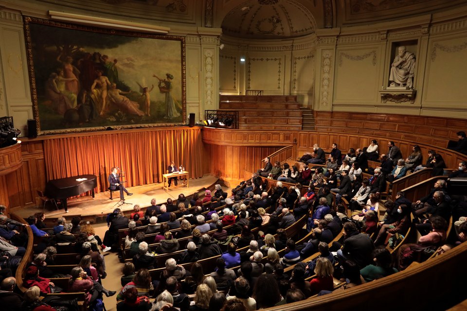 Το κατάμεστο αμφιθέατρο στο Πανεπιστήμιο της Σορβόνης/  Polyvios Anemoyannis/ Hans Lucas 