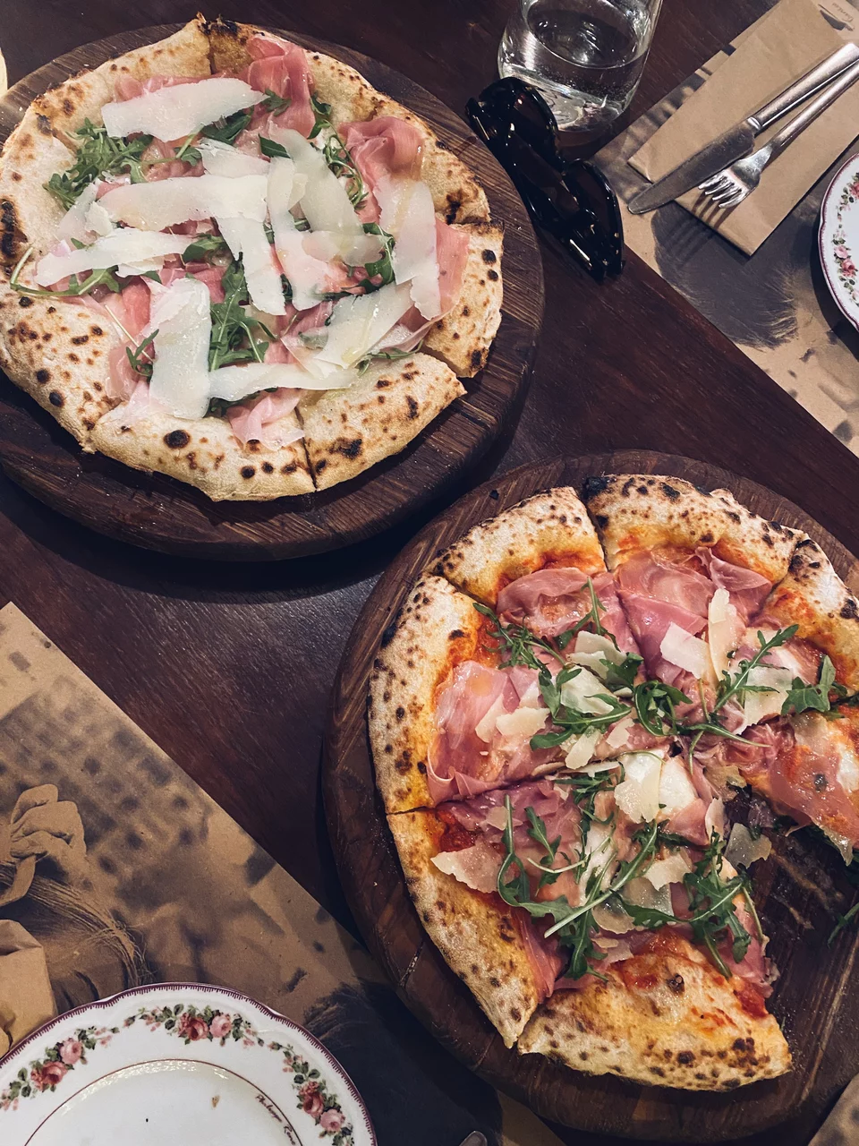 Δοκιμάσαμε κρυφά τις πίτσες του Frankie και επιστρέψαμε άλλη μέρα στην τρατορία για να μπούμε στην κουζίνα της και να δούμε βήμα-βήμα πώς φτιάχνονται.